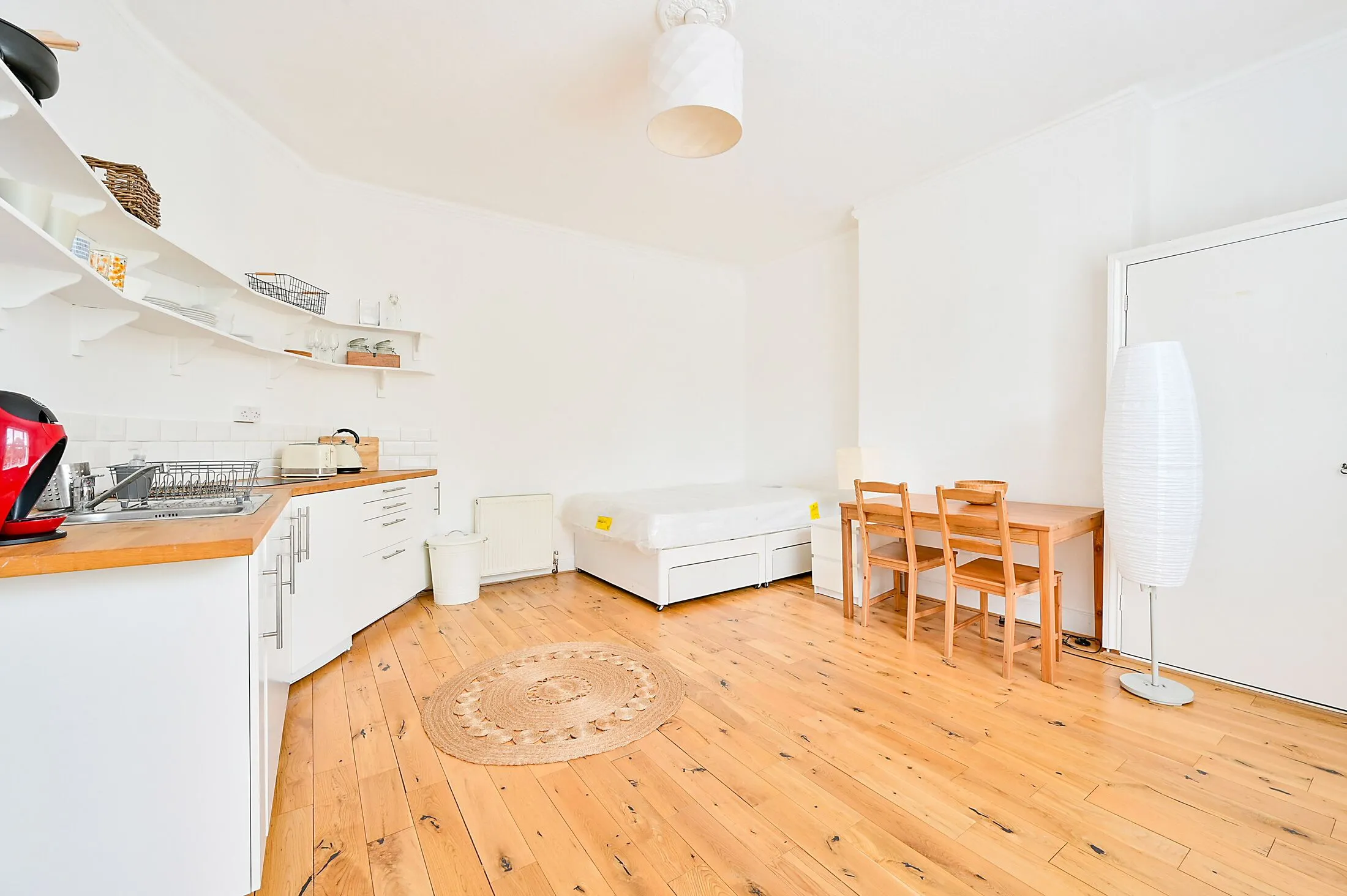 Flat Eaton Rise in Greater London