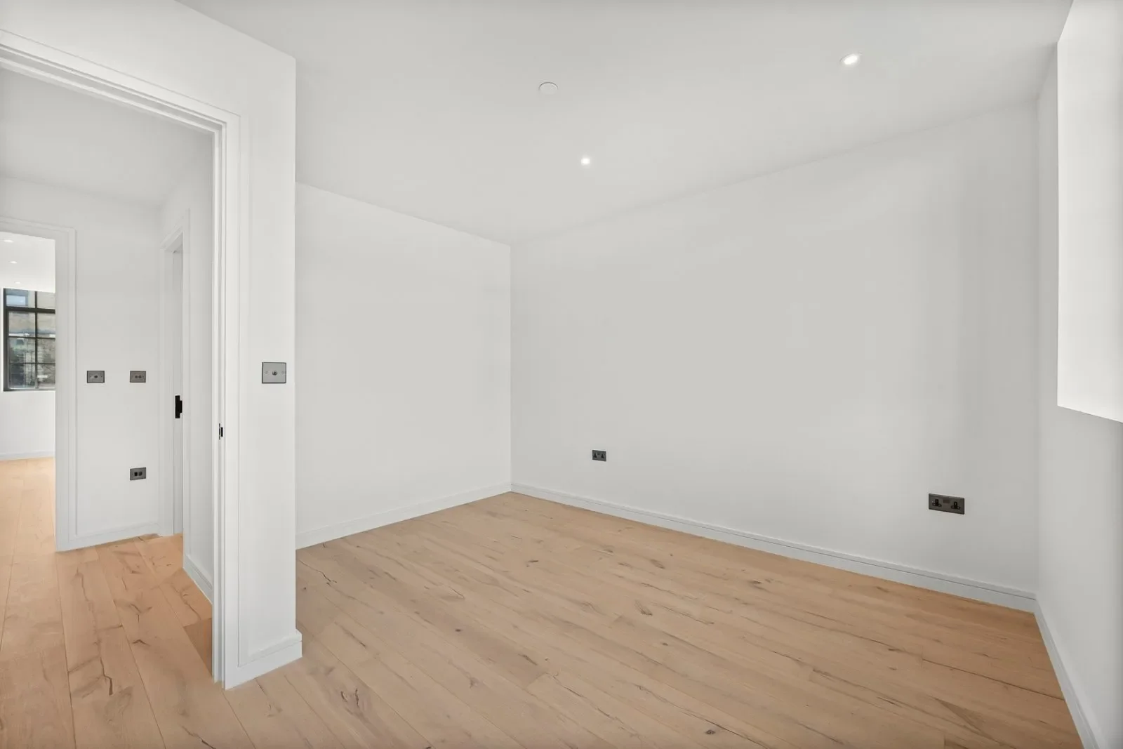Flat Hollybush Gardens in Greater London
