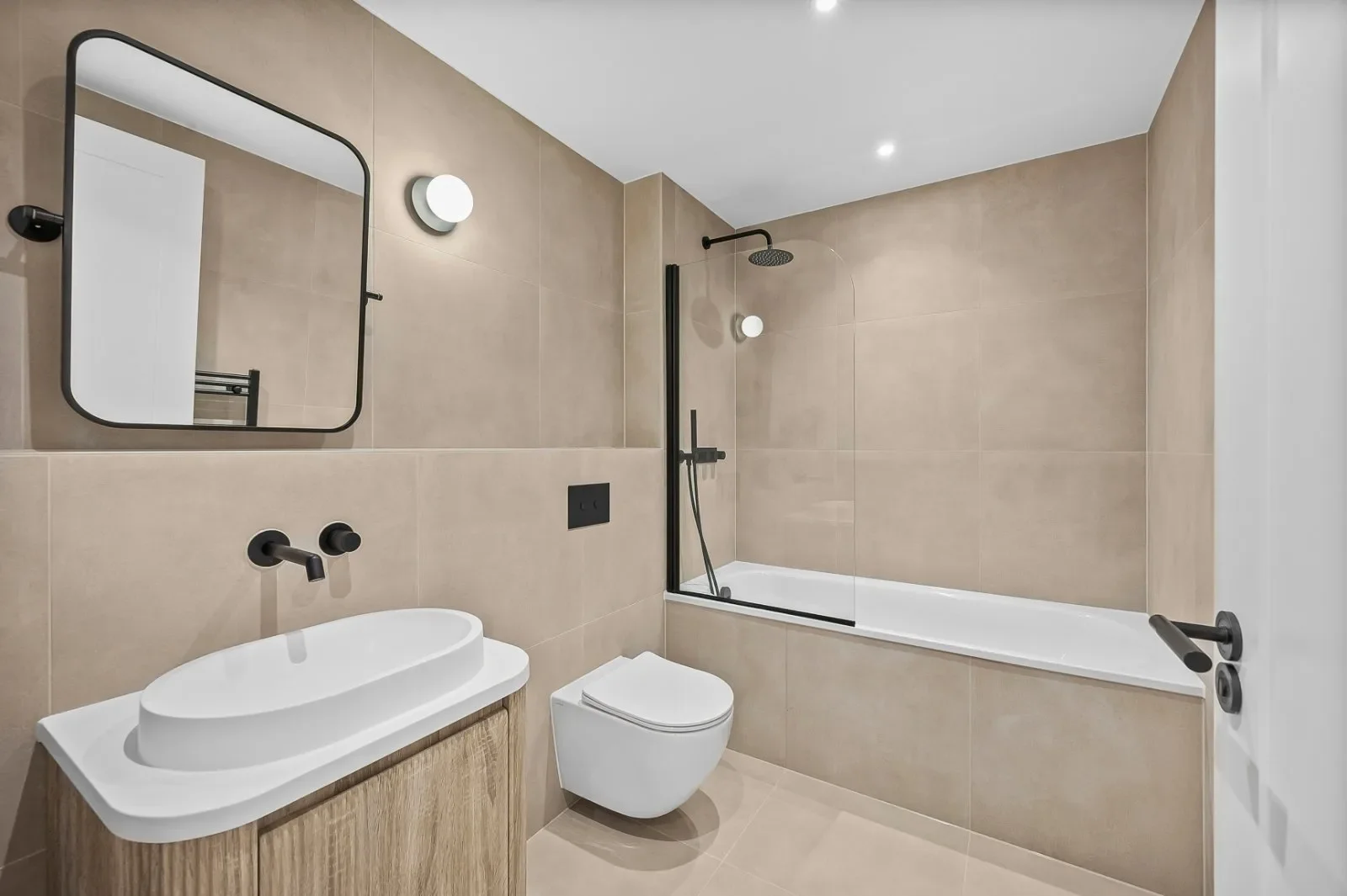 Flat Hollybush Gardens in Greater London