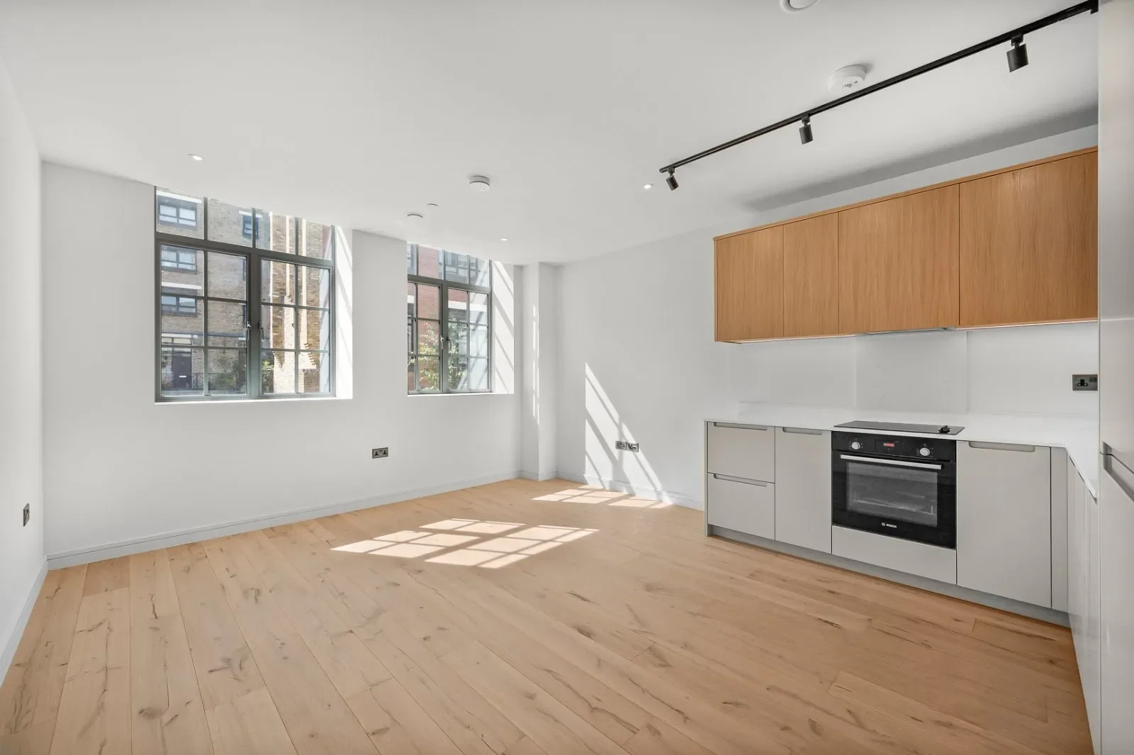 Flat Hollybush Gardens in Greater London