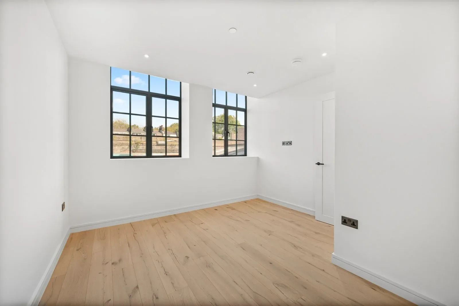 Flat Hollybush Gardens in Greater London