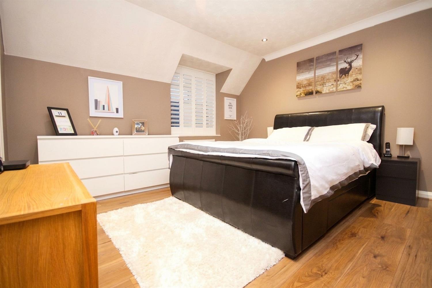 House Byron Close in Horsham
