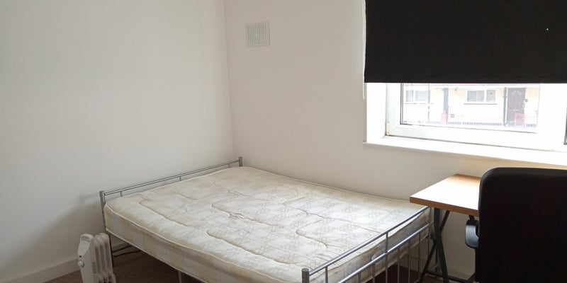 Room Grove Crescent Road in Greater London