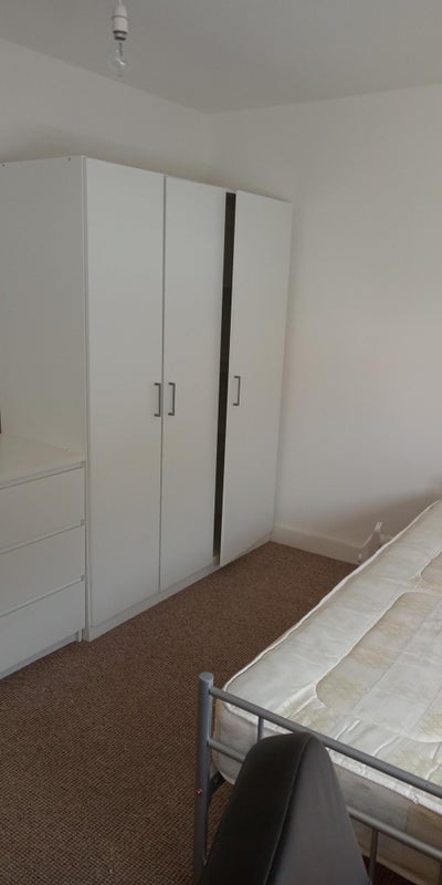 Room Grove Crescent Road in Greater London
