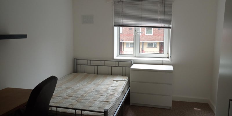 Room Grove Crescent Road in Greater London
