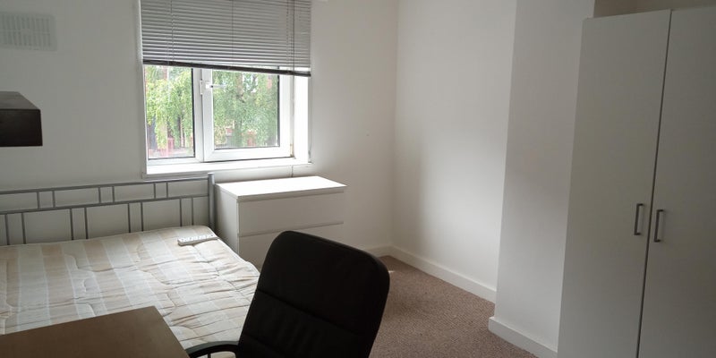 Room Grove Crescent Road in Greater London