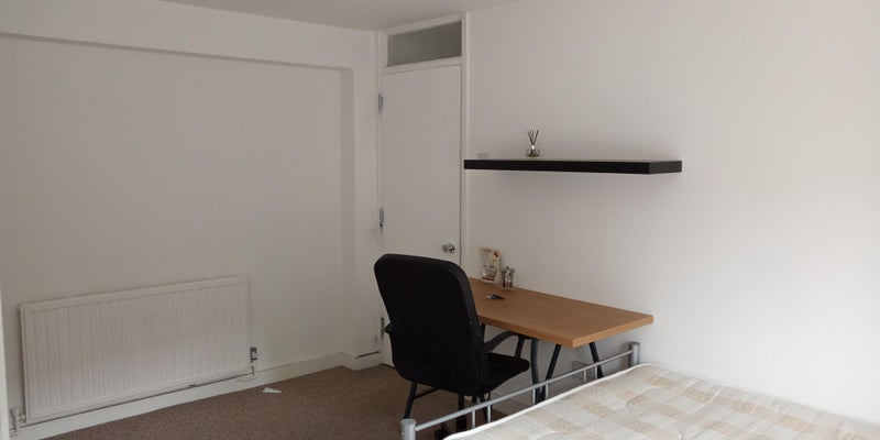 Room Grove Crescent Road in Greater London