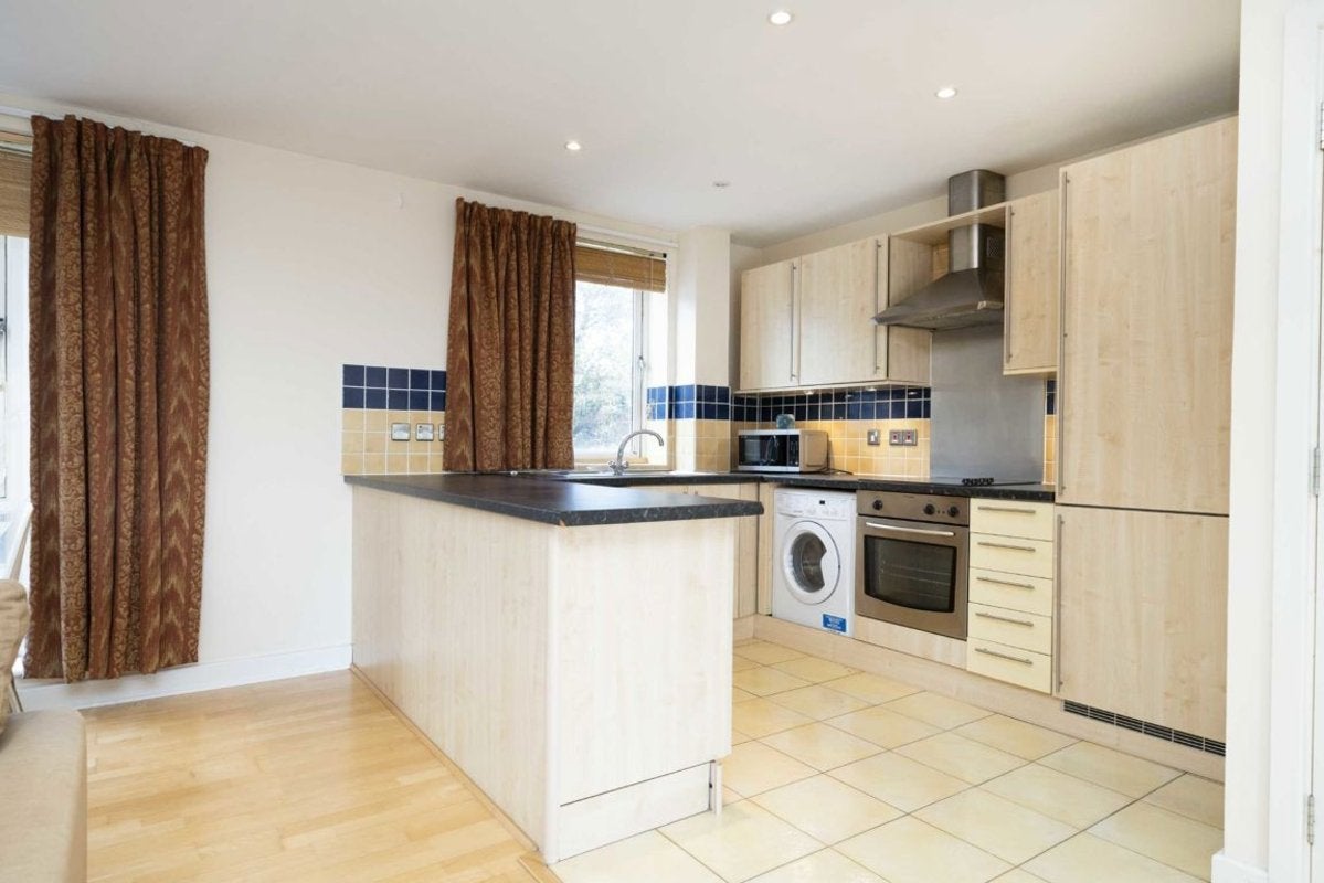 Flat Raleana Road in Greater London