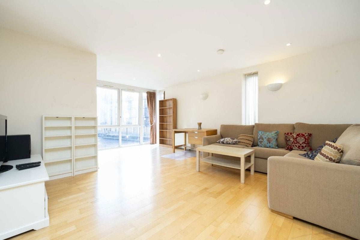 Flat Raleana Road in Greater London