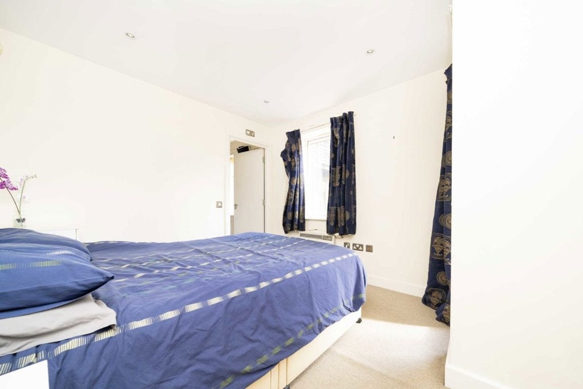 Flat Raleana Road in Greater London