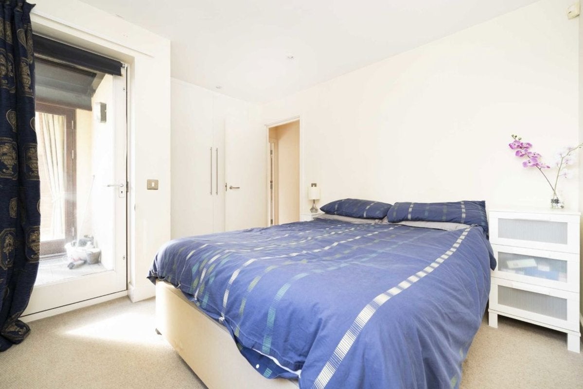 Flat Raleana Road in Greater London