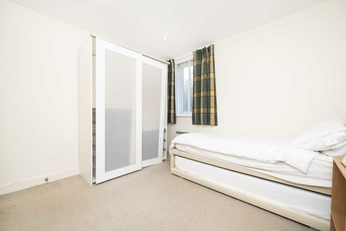 Flat Raleana Road in Greater London