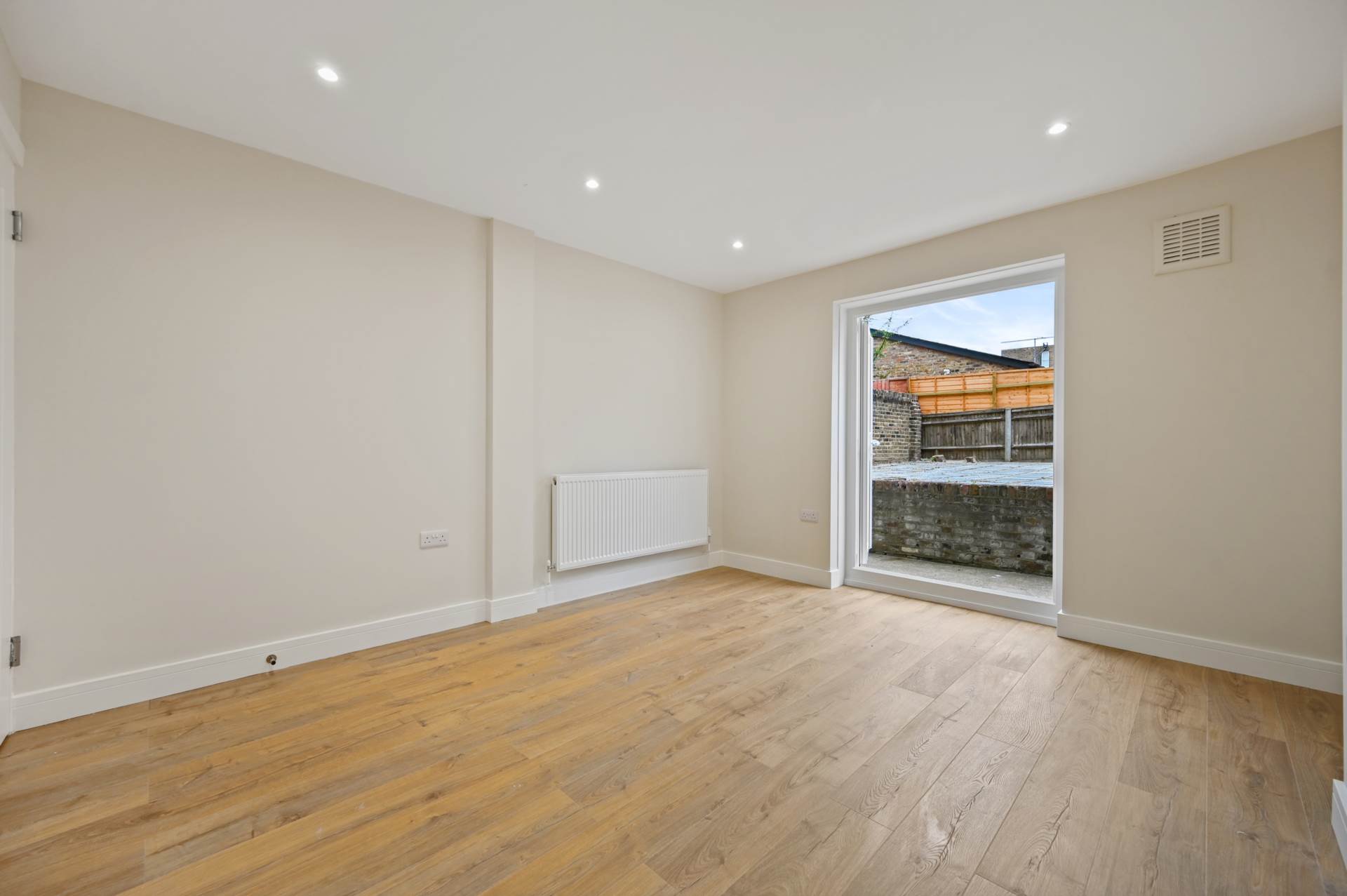 Flat Coningham Road in Greater London