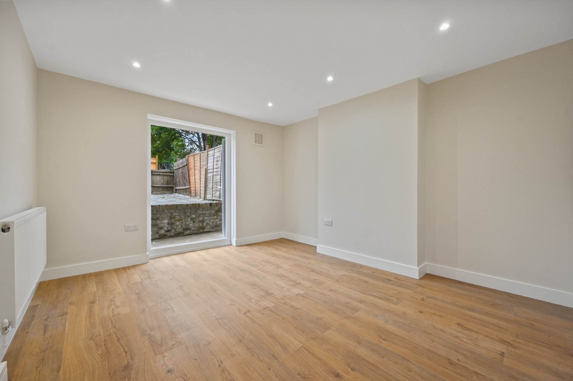 Flat Coningham Road in Greater London