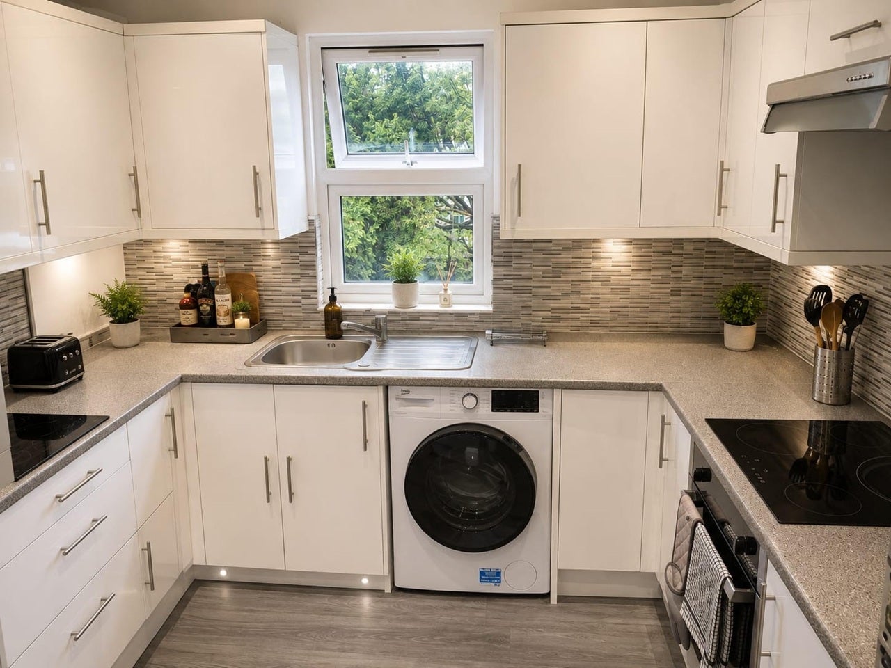 Flat Brownlow Road in Greater London