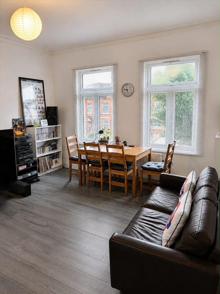Flat Brownlow Road in Greater London
