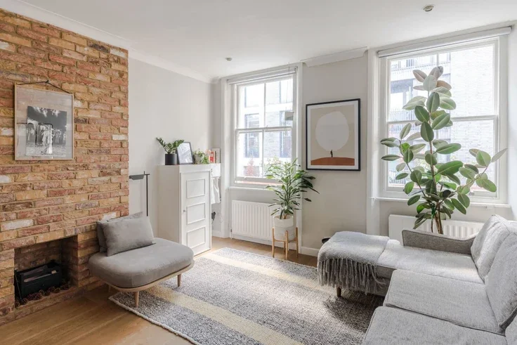 Flat Cleveland Street in Greater London