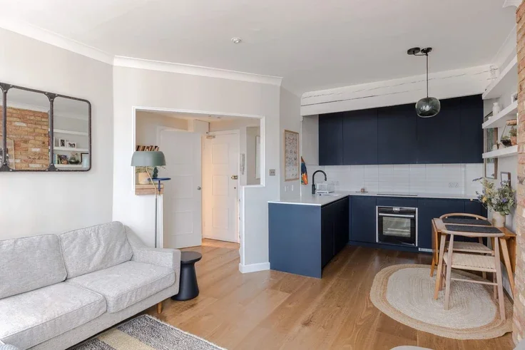 Flat Cleveland Street in Greater London