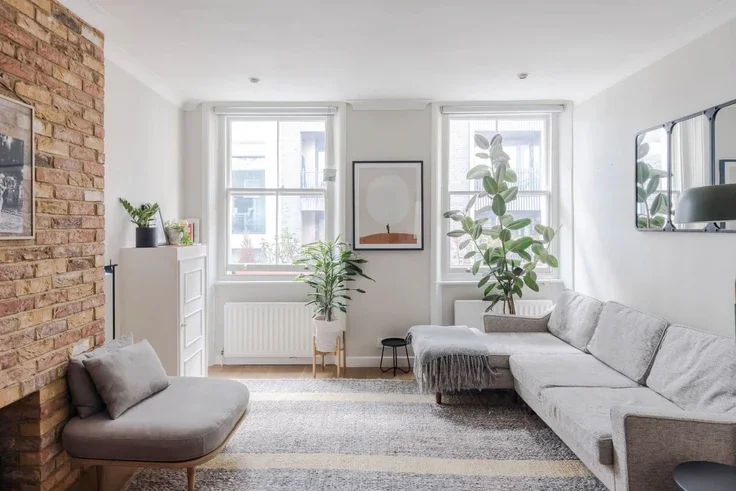 Flat Cleveland Street in Greater London