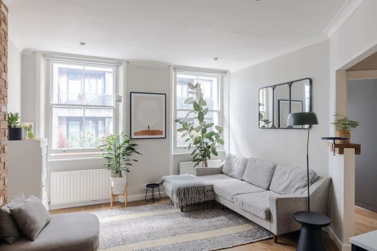 Flat Cleveland Street in Greater London