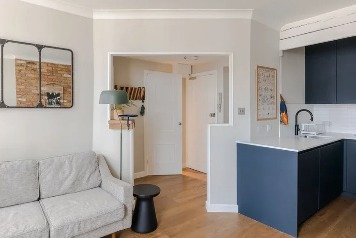 Flat Cleveland Street in Greater London