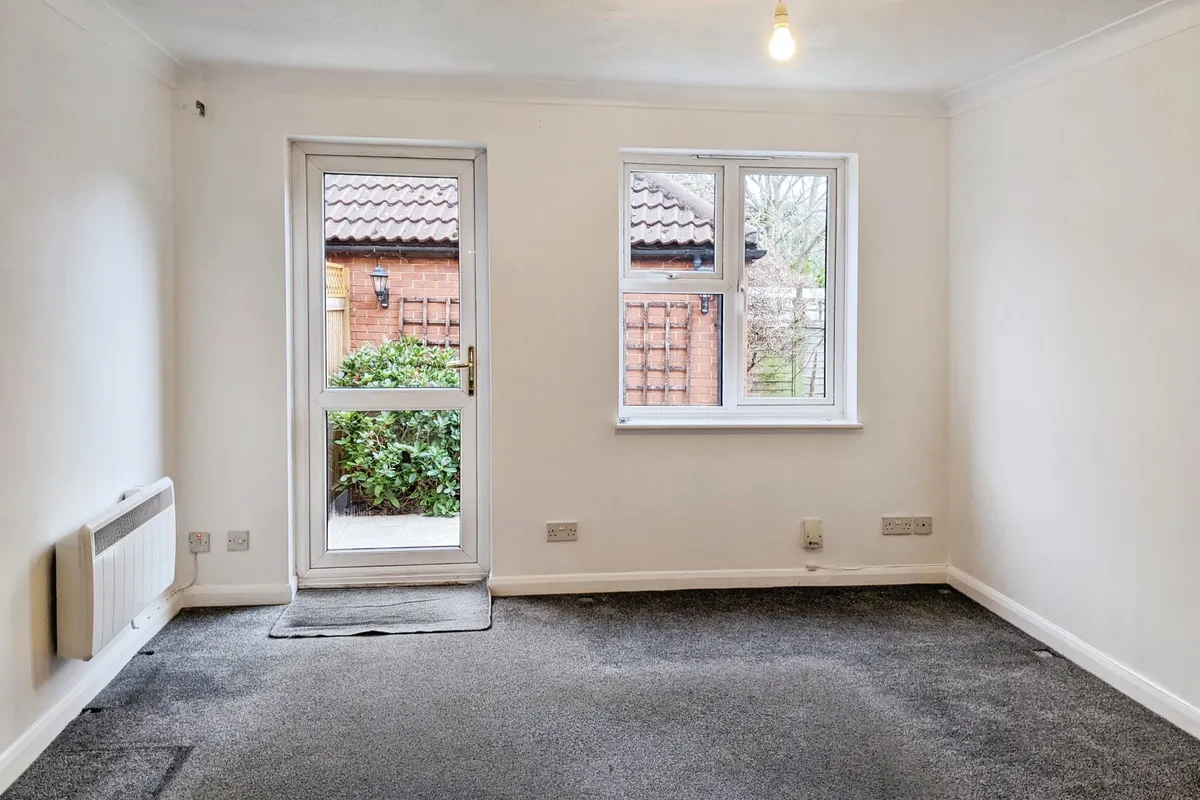 Flat Petersham Terrace in Greater London