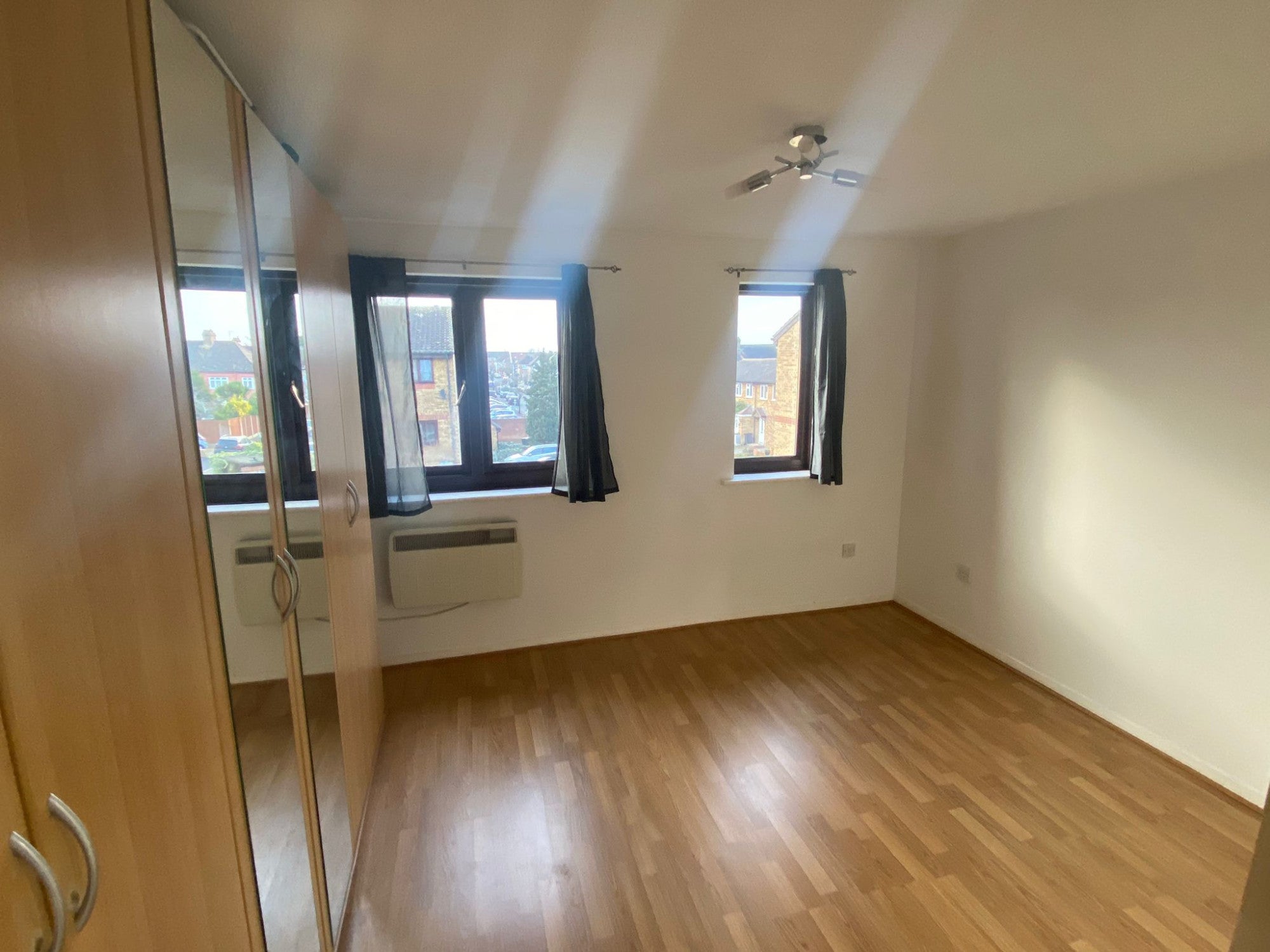 Flat Burns Avenue in Greater London