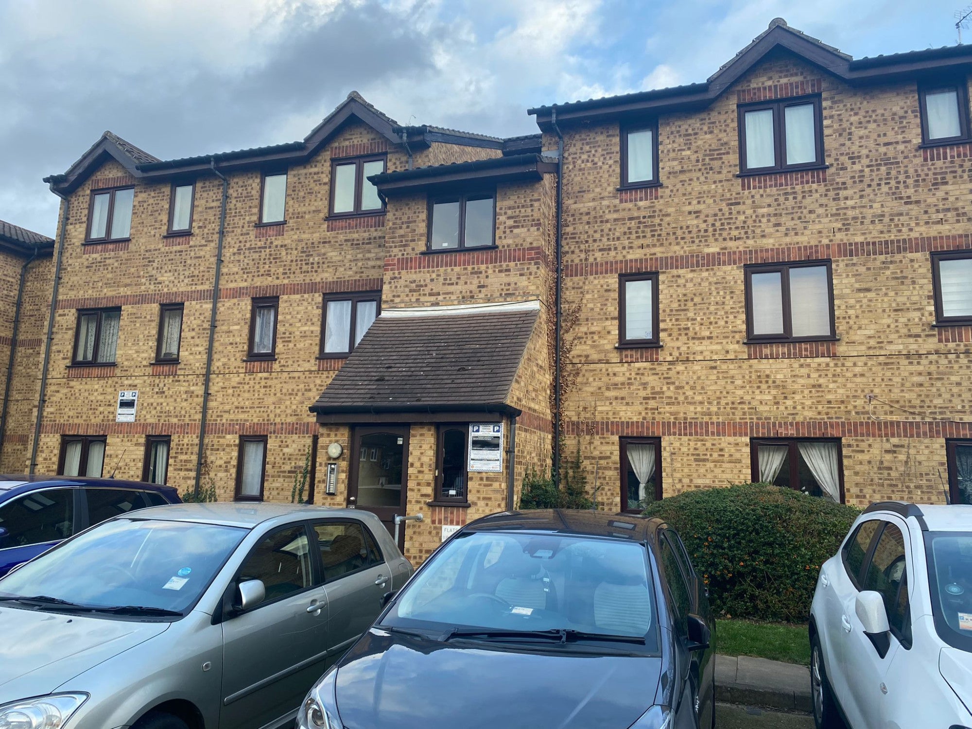 Flat Burns Avenue in Greater London