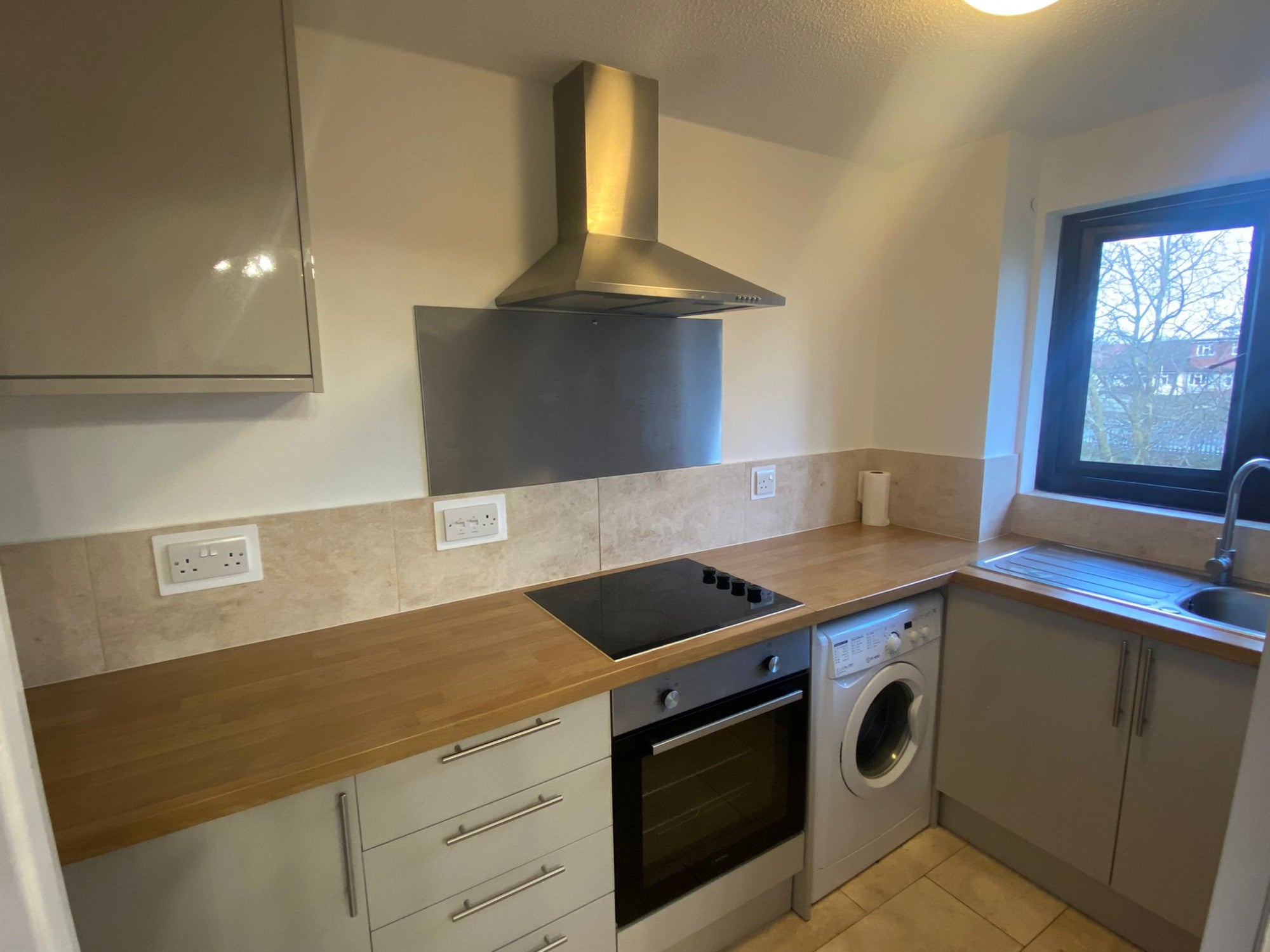 Flat Burns Avenue in Greater London