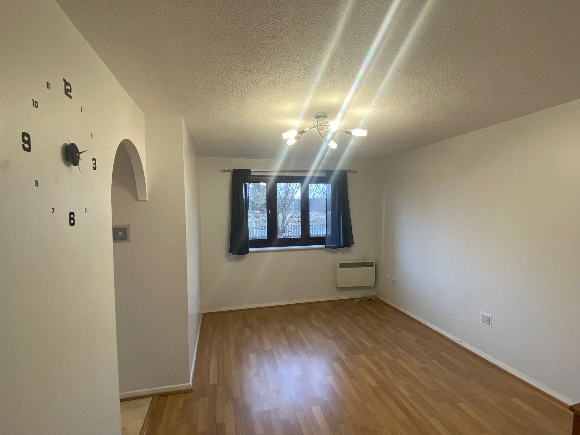 Flat Burns Avenue in Greater London