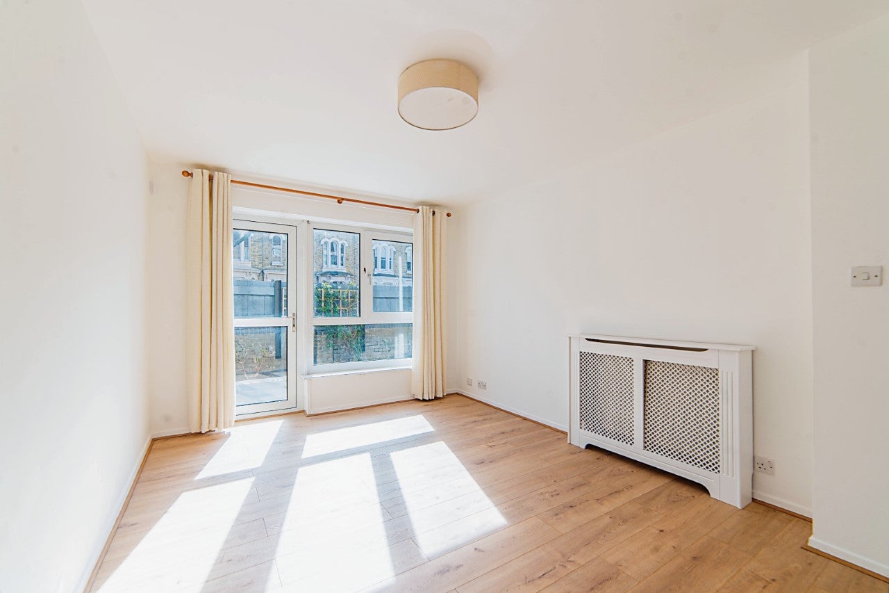 Flat Rosebank Gardens in Greater London