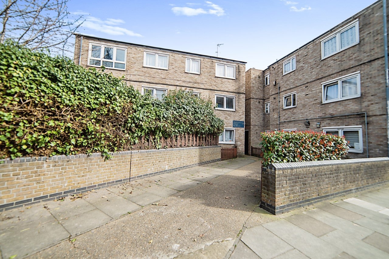Flat Rosebank Gardens in Greater London