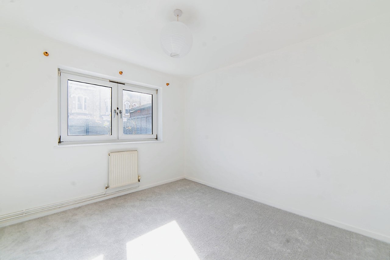 Flat Rosebank Gardens in Greater London