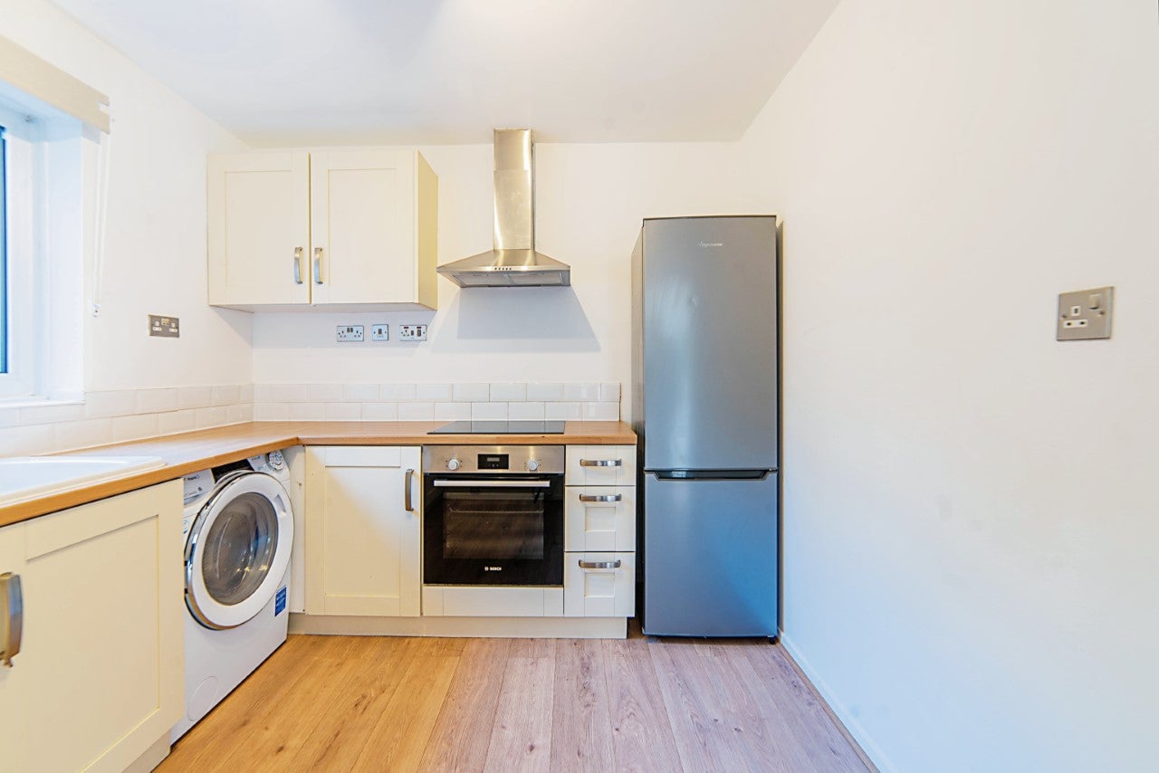 Flat Rosebank Gardens in Greater London