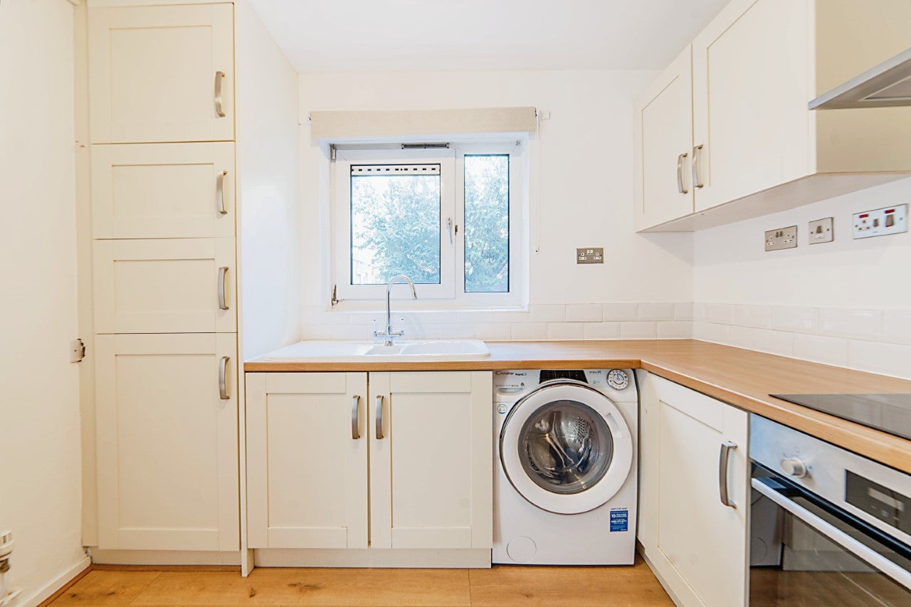 Flat Rosebank Gardens in Greater London