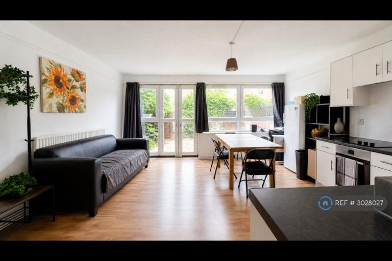 Room Wickham Road in Greater London