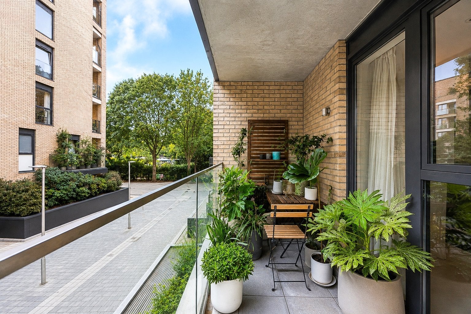 Flat Goldsmiths' Row in Greater London