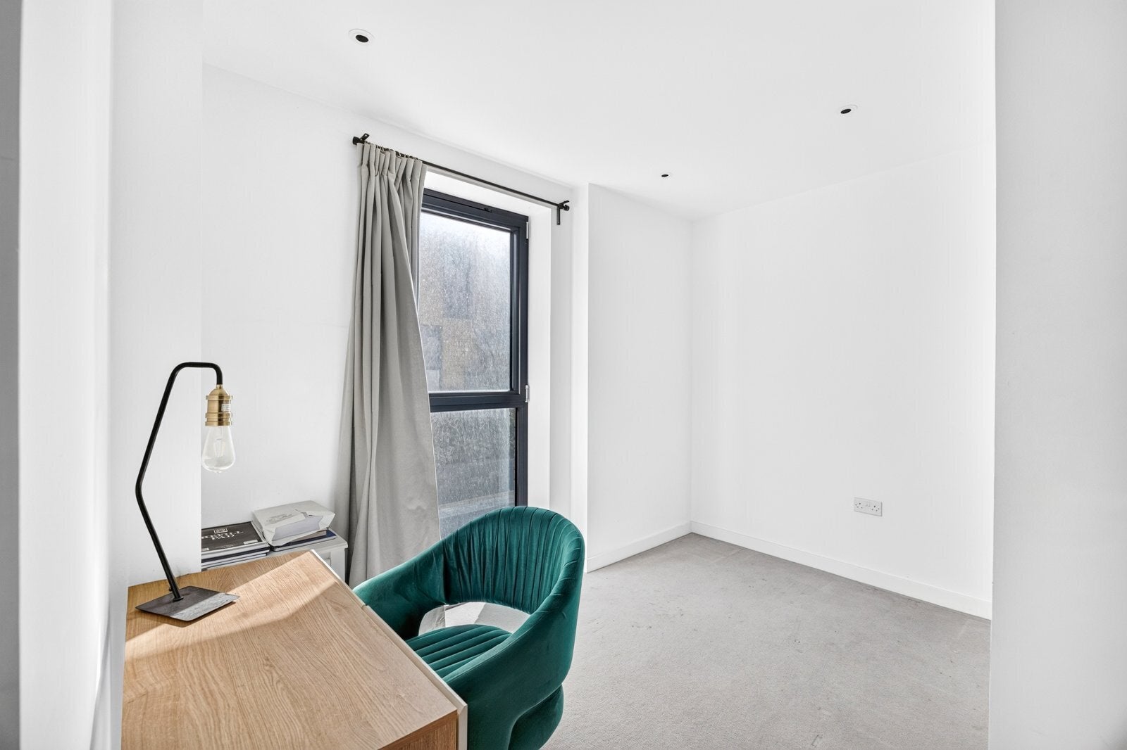 Flat Goldsmiths' Row in Greater London