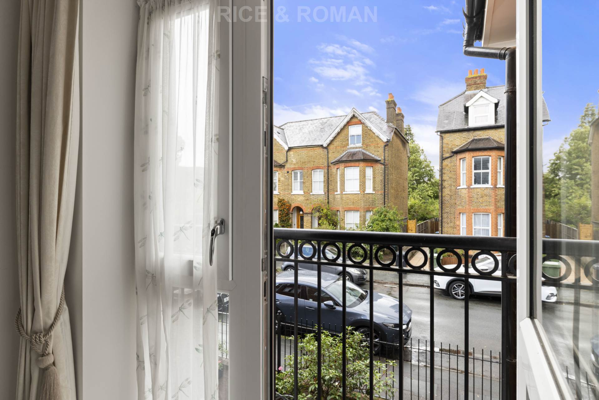 Flat Highfield Road in Elmbridge
