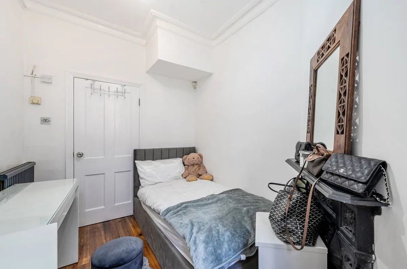 Room Graham Road in Greater London