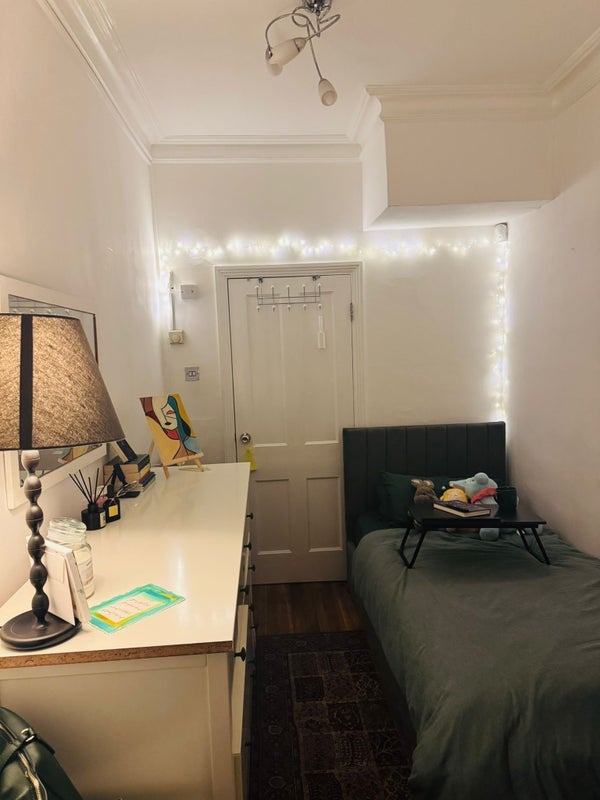 Room Graham Road in Greater London