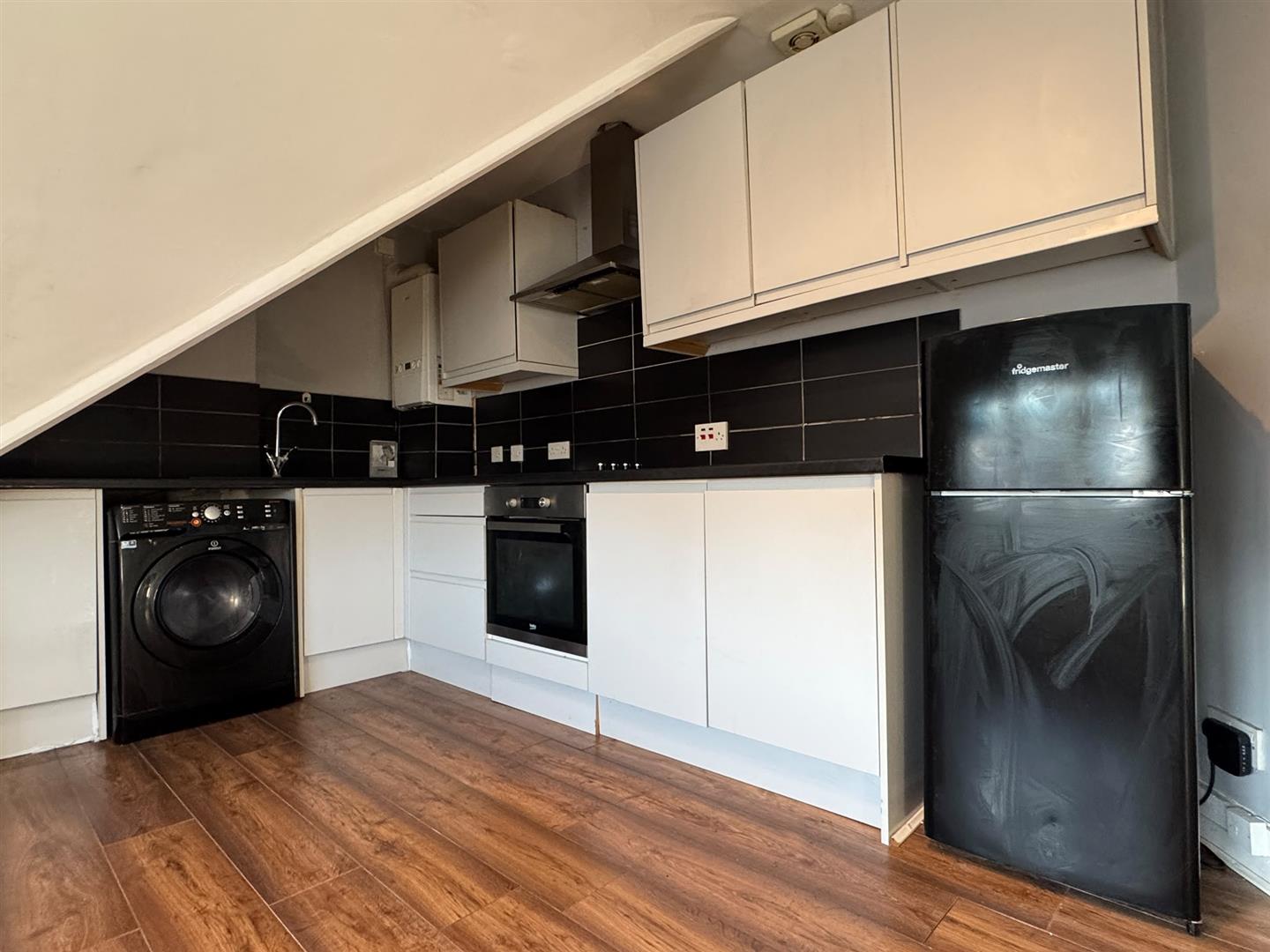 Flat Sandfield Road in Greater London