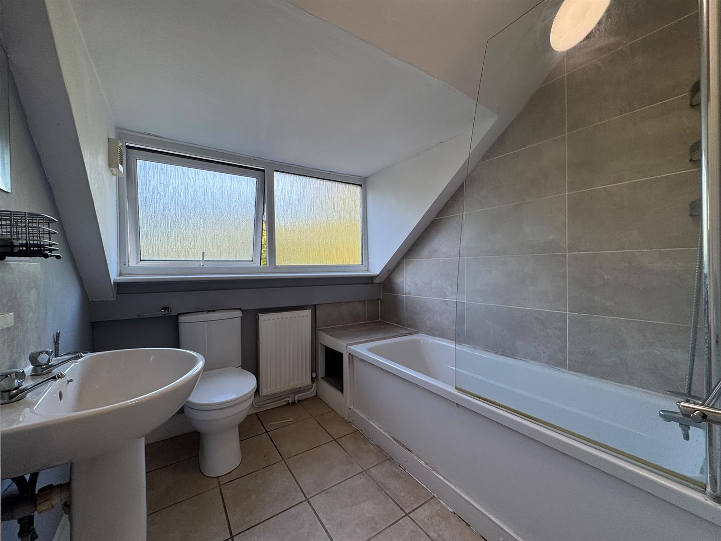 Flat Sandfield Road in Greater London