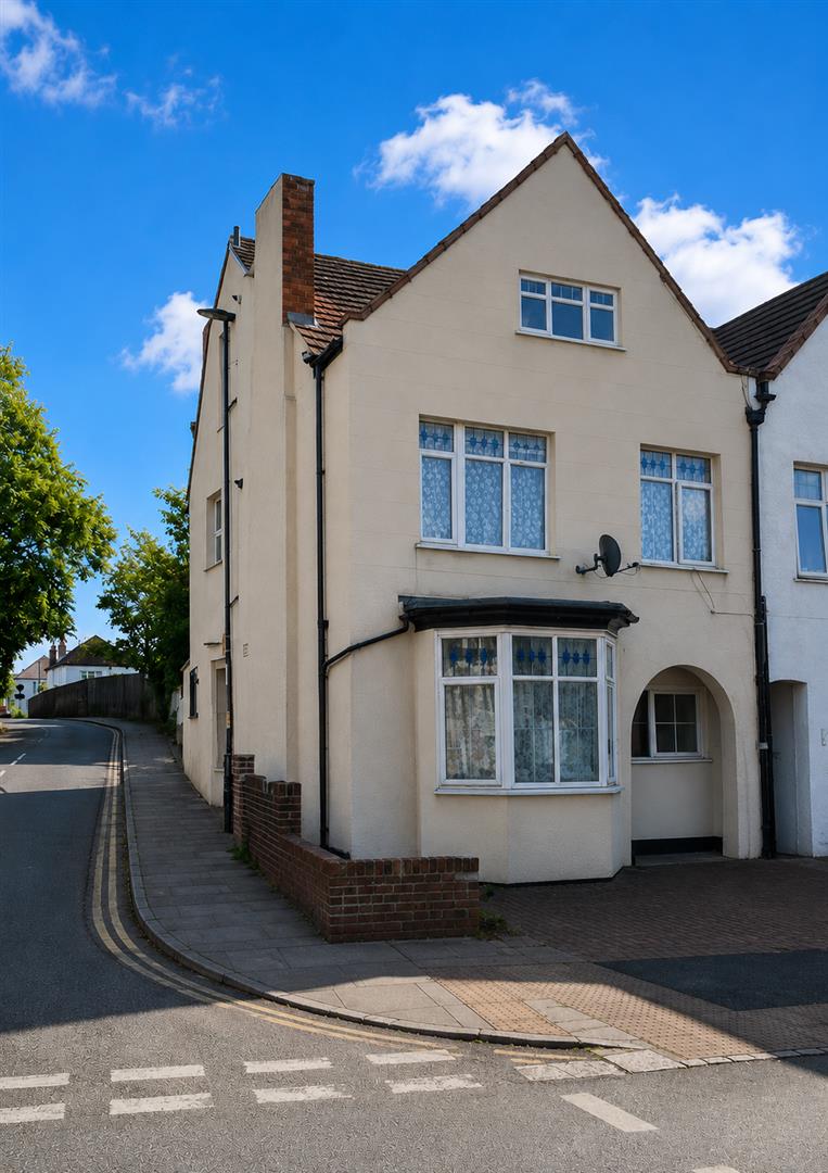 Flat Sandfield Road in Greater London