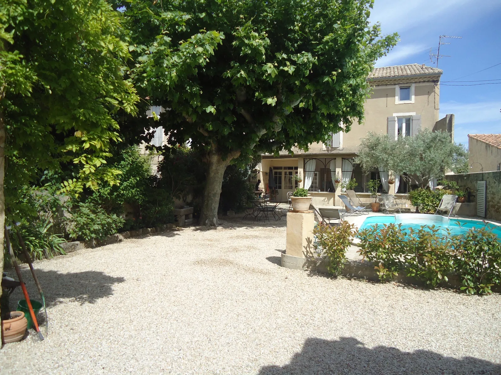 Room Avenue Général Charles de Gaulle in Entraigues-sur-la-Sorgue