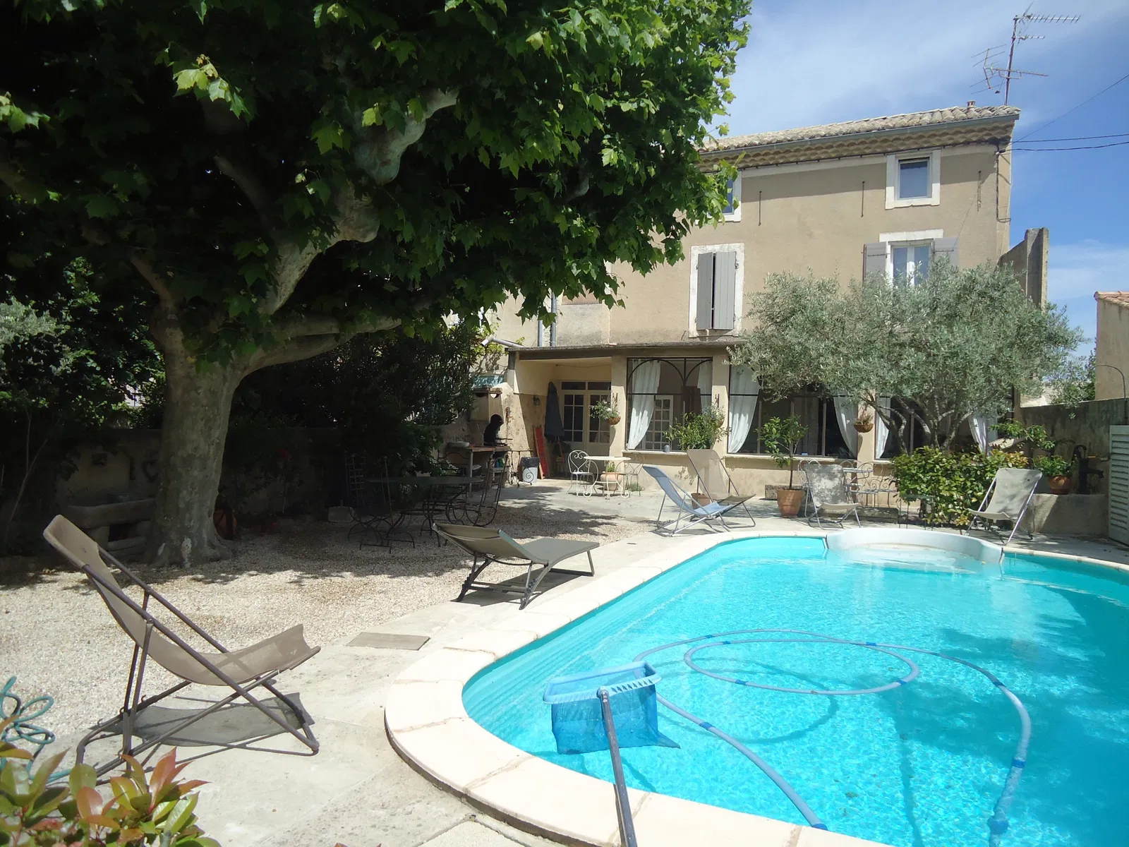 Room Avenue Général Charles de Gaulle in Entraigues-sur-la-Sorgue