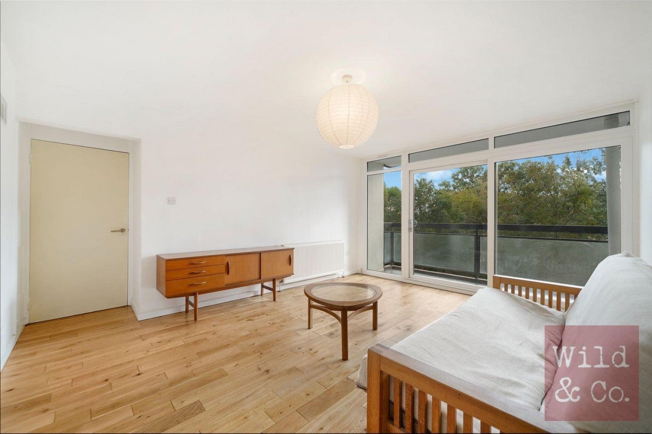 Flat Daubeney Road in Greater London