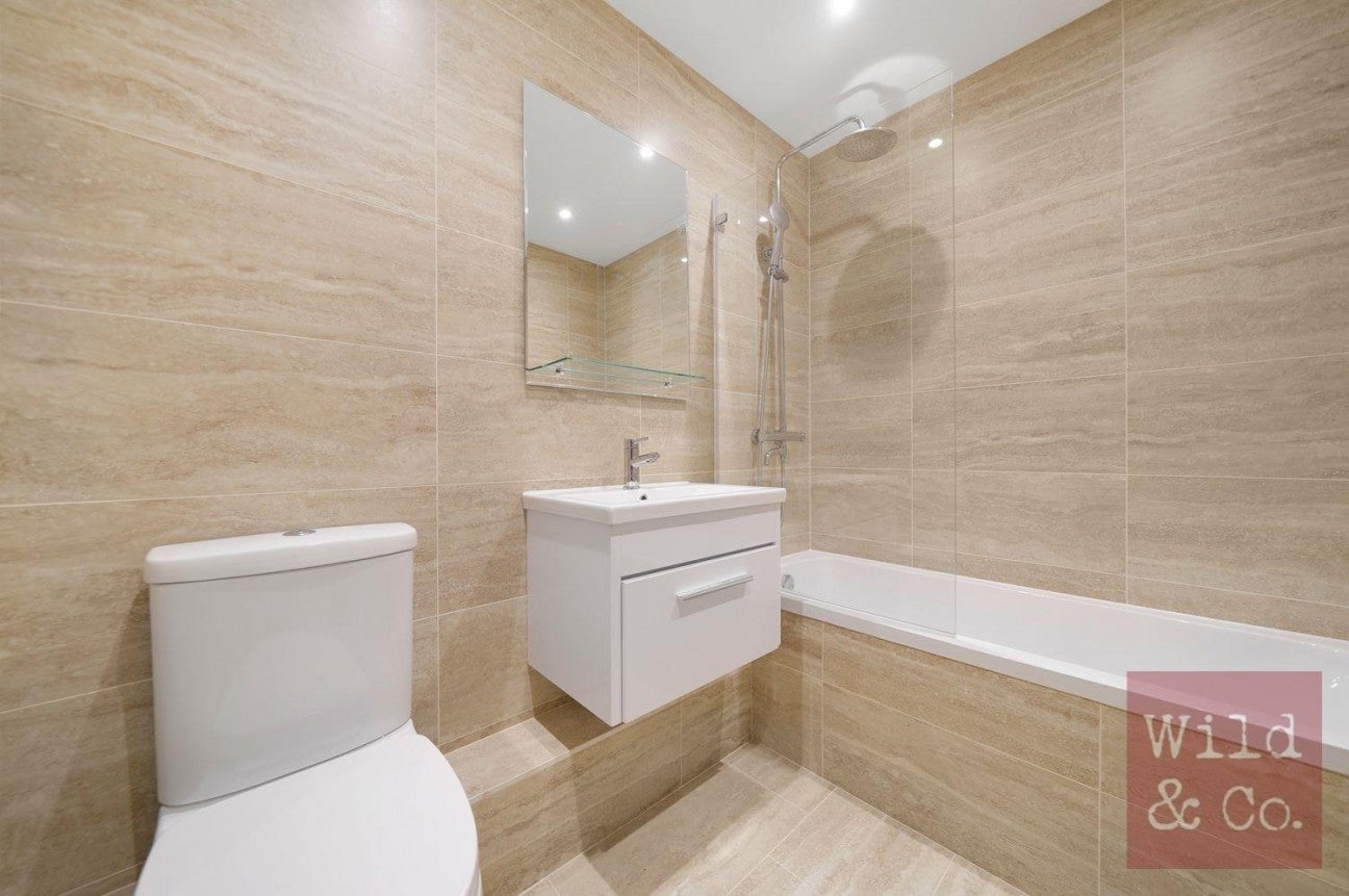 Flat Daubeney Road in Greater London