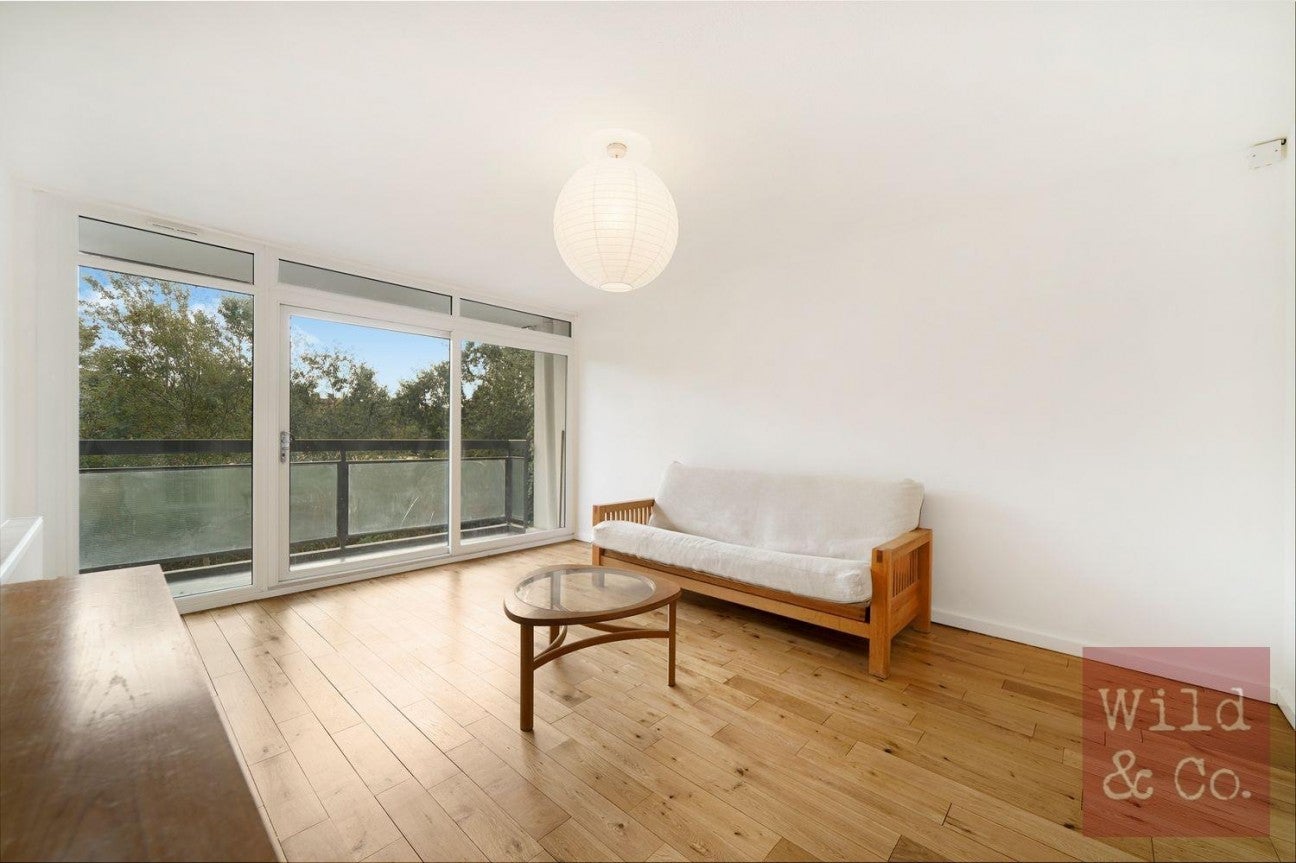 Flat Daubeney Road in Greater London
