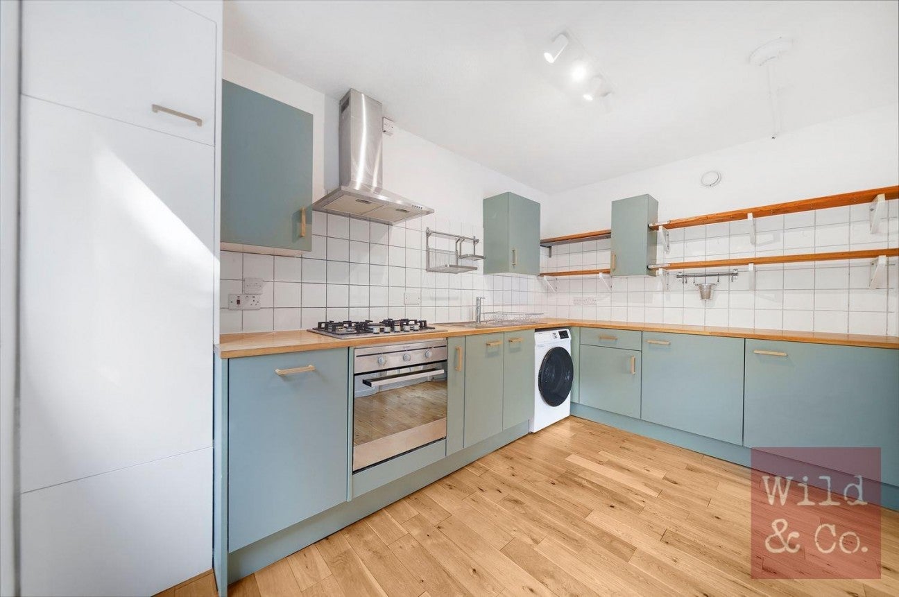 Flat Daubeney Road in Greater London